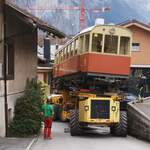 BLM Bergbahn Lauterbrunnen-Mürren: CFe 2/4 (SIG/MFO 1913), Transport Winteregg-Lauterbrunnen mit dem Spezialfahrzeug  Castor und Pollux , Isenfluhstrasse, Lauterbrunnen, 24.