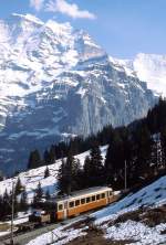 Vor der Kulisse der 4.158 m hohen Jungfrau ist ein Be 4/4 der Bergbahn Lauterbrunnnen-Mürren Anfang Mai 1981 unterwegs.