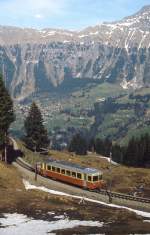 Be 4/4 22 der Bergbahn Lauterbrunnen-Mürren fährt Anfang Mai 1981 von Grütschalp nach Mürren. Der Blick geht hinüber nach Wengen, aus dieser Perspektive ist nicht erkennbar, dass dazwischen das etwa 800 m tiefer gelegene Lauterbrunnental liegt.