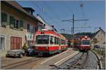 Es wird Umgespurt: Auch gleich nach Ostern wird der Betrieb der auf der 75 cm Spur der Walenburger Bahn eingestellt und die ganze Strecke auf Meterspur umgebaut. 
In Höllstein kreuzen sich die beiden WB BDe 4/4 15 und 16 mit ihren Zügen Waldenburg - Liestal bzw. Liestal - Waldenbrug.  

22. Juni 2017