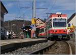 Die 75 cm Spur der Waldenburger Bahn im Fokus: In Hölstein kreuzen sich der vom BDe 4/4 16 geschobene Regionalzug 3156 nach Liestal mit dem im Hintergrund mit dem BDe 4/4 13 eintreffenden
