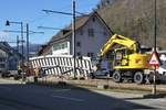 Die Waldenburgerbahn während dem grössten Umbruch ihrer erfolgreichen Geschichte.
Wenige Tage vor der Einstellung des Schmalspurbetriebes sowie am ersten Tag danach.
Am frühen Morgen des 6. April 2021 war die Kreuzungsstation im Dorfkern von Hölstein nicht mehr erkennbar. Sie wurde am langjährigen Standort verschrottet.
Foto: Walter Ruetsch 