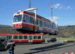 Die Fahrzeuge der Waldenburgerbahn verlassen ihre Heimat  während dem grössten Umbruch ihrer erfolgreichen Geschichte.
Mit grosser Wehmut erlebte ich am 8. April 2021 den sehr effizienten Verlad bei Bad Bubendorf, begleitet mit sehr vielen Fotografen von nah und fern sowie einem grossen Teil der ortsansässigen Bevölkerung. Für den Abtransport bis zum Auhafen bei Hüningen, wo die Waldenburgerli verschifft werden, standen zwei Sattelschlepper im permanenten Einsatz.
Ein weiteres Kapitel der Schweizer Bahngeschichte ist damit beendet.
Impressionen vom 8. März 2021.
Foto: Walter Ruetsch 
