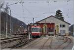 Während der BDe 4/4 12  Oberdorf  an diesem Sonntag abgestellt ist, erreicht links im Bild der BDe 4/4 11  Niederdorf  mit seinem Regionalzug von Liestal kommend sein Ziel Waldenburg.