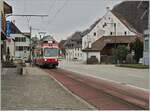 Der Waldenburgerbahn BDe 4/4 16  Liestal  ist mit einem Zug in Richtung Waldenburg im Ort Oberdorf unterwegs, auch hier ist der geringe Platzbedarf der leistungsfähigen und gut ins Dorbild