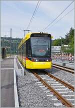 Gelbe Züge: der neue Waldenburgerbahn WB Be 6/8 101 auf Testfahrt wartet auf den neu verlegten Meterspurgeleisen in Bubendorf Bad auf die Weiterfahrt.