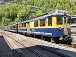 ABeh 4/4 I 305  Gündlischwand  mit dem Regio von Grindelwald nach Interlaken beim warten auf den Zugsteil von Lauterbrunnen, am 13.5.17 in Zweilütschinen.