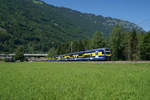 Ein gemischter Pendelzug (vorne zwei ABDeh 8/8 nach Grindelwald, hinten ein  normaler  Pendelzug mit einem ABeh 4/4 I an der Spitze) verlässt am 18.06.2017 Interlaken Ost in Richtung Wilderwil.