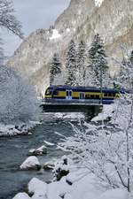 ABDeh 8/8 324 als Regio nach Lauterbrunnen beim Überqueren der Lütschine, am 17.12.17 kurz nach Zweilütschinen.