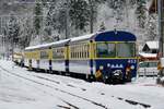 Auf der anderen Seite des Bhf Zweilütschinen steht der ABt 413 mit mehreren Wagen abgestellt, am 17.12.17.