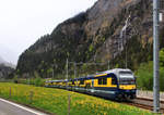 Das neue Rollmaterial der Berner Oberland Bahn: Dreiteiliger Steuerwagen 432 mit dreiteiligem Triebwagen 422 in Burglauenen, einen Monat früher als die anderen Bilder. Da sah man noch nichts von den bunten Blumen in der Wiese; nur ein unendliches Meer von Löwenzahn. 29.April 2018 