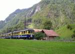 Berner Oberland 2007 - Auf den Strecken der Berner Oberland-Bahn, die im brigen zum Verbund der Jungfraubahnen gehrt, besteht in der Sommer- und Wintersaison jeweils ein 30 min-Takt. Fr die Linie Interlaken - Lauterbrunnen werden 2 Zge, fr die Linie nach Grindelwald 3 Zge bentigt. Dem entsprechend gering ist also die Auswahl an Fahrzeugen. Die Komposition bestehend aus ABeh 308 und Steuerwagen ABt 413 ist kurz nach dem Bahnhof Zweiltschinen am 29.07.2007 ein weiteres Mal nach Lauterbrunnen unterwegs. Fr eine Runde bentigt der Zug eine knappe Stunde.  