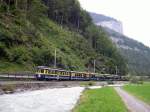 Berner Oberland 2007 - Als R 175 Interlaken Ost - Lauterbrunnen ist am 29.07.2007 dieser Zug im Lauterbrunnental unterwegs. Bei genauerem Hinsehen wird man feststellen, das der Zug fast nur aus Steuerwagen besteht. Hinter dem Triebwagen ABeh 4/4 308 luft ein Steuerwagen mit Fhrerstand in Richtung Interlaken, gefolgt von einem neuen Niederflur-Steuergliederzug, einem Wagen 2. Klasse und zum Schluss schaut noch der ABt 413 ums Eck.