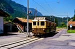 ET 301 der Baureihe ABDeh 4/4 auf der Berner Oberland-Bahn, 20.08.1984. Als ob es die Bahn schon immer gegeben hätte, fährt sie hier ungesichert durch den Ort.