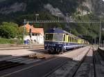 Berner Oberland 2007 - Wenige Augenblicke nach dem R 262 aus Grindelwald, trifft auch R 162 aus Lauterbrunnen in Zweiltschinen ein, welcher sofort an den Zug aus Grindelwald fhrt und gekuppelt wird. Meist wartet der Lauterbrunner Zug bereits am Einfahrsignal, bis der Grindelwalder Zug die Weiche frei gefahren hat. Das ganze Spiel dauert keine zwei Minuten und die Fahrt kann sofort fortgesetzt werden. Das Trennen der Zge geht noch schneller. Bei etwas grerer Versptung, eines Zugteils, werden auch schonmal beide Zugteile einzeln bis Interlaken gefhrt. Nur das passiert uerst selten. An Wochenenden in der Hochsaison lassen sich zwischen Zweiltschinen und Interlaken brigens Zge mit bis zu 16! Wagen beobachten! Zweiltschinen, 29.07.2007