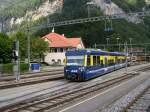 Berner Oberland 2007 - In der Sommer- wie Wintersaison werden in Zweiltschinen alle 30 min, auerhalb dieser Zeiten alle 60 min, die Zge aus/nach Lauterbrunnen und Grindelwald zusammengefgt und geteilt. zuerst trifft immer der Zug aus Grindelwald ein. Am 29.07.2007 ist dies ABt 424 der den R 262 anfhrt. Er wird mit den gltigen Signalen direkt hinter der hier links zu sehenden Weiche zum Halten gebracht.