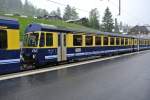 Der ABt 414 in der Mitte eines Regios in Grindelwald. Dieser Wagen gehrte frher der SZB, bzw. spter der RBS (Regionalverkehr Bern-Solothurn). Dort war er zuletzt noch in den Zusatzschnellzgen im Einsatz, 16.05.2012.