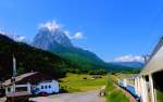 Der Berner Oberland Bahn-Triebwagen 309: Ein Blick auf die Zugspitze darf nicht fehlen; Aufnahme aus dem Triebwagen zwischen Kreuzeck und Hammersbach.