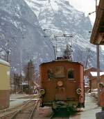 Die alten Lokomotiven der Berner Oberland Bahn - Lok 29: vor einem Güterzug in Lauterbrunnen, 26.März 1975.