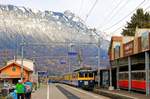 Die BOB in Wilderswil - Einfahrt eines Zugspaars nach Grindelwald und Lauterbrunnen. Eine schon oft photographierte Szene, und doch schafft der erste sanfte Schnee auf den Bergen eine ganz besondere Atmosphäre. 13.November 2016.  