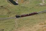 Meinem Zug folgend befördert die H 2/3 16 weitere Passagiere zum Brienzer Rothorn hoch. Fotgrafiert aus dem fahrenden Zug.

Brienz Rothorn, 12.10.2019