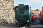 Die H 2/3 der Brienzer Rothornbahn wartet auf der Bergstation auf die nächsten Passagiere, um sie ins Tal nach Brienz zu bringen.