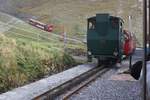 Im Blockabstand folgt die H 2/3 15 ihrer Dieselschwester Hm 2/2 11 bergwärts.