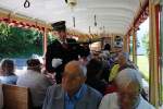 Wir haben die Station Planalp verlassen und fahren weiter in Richtung Brienzer Rothorn. Unser Steward, Bahram Hatef, bringt uns gleich ein Karotten-Kokosnuss-Sppchen mit Pouletfilet am Spiess: En Guete! BRB-Prsentationsfahrt im  Salon Rouge  fr Gnnerinnen und Gnner, 09. Aug. 2010, 11:48