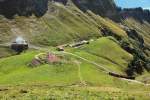 Wir beobachten zwei BRB-Zge, die sich bei der Station Oberstafel auf 1828 m . M. gekreuzt haben. Links fhrt die Kohlenbefeuerte Lok 6 mit ihrem Zug dem Rothorn entgegen, rechts die Heizlbefeuerte Lok 12 mit zwei Wagen in Richtung Brienz, 12. Sept. 2010, 13:55