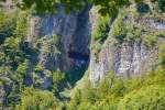 Ein Guckloch! Raffinierte Linienfhrung der BRB: zwischen zwei Planalpfluh-Tunnels kommt die Bahn (hier mit Lok 16) fr eine knappe Wagenlnge ans Tageslicht. Aufnahme von der Kreuzungsstelle Geldried aus, 09. Aug. 2010, 14:14