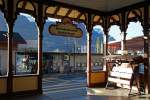 BRB-Talstation Brienz, in der kleinen Bahnhofshalle. Pfosten mit Konsolen in romantisierender Zwiebelbogenform, Baujahr 1892. Gleich gegenber der Strasse liegt der Bahnhof der Zentralbahn. Aufnahme nach BRB-Saisonende, dafr mit Morgensonne, 29. Okt. 2010, 09:23