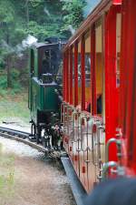 BRB-Lok6 mit Baujahr 1933 gehrt zur 2. Generation und ist kohlenbefeuert. Sie schiebt unseren Zug mit stilechter Komposition: Vorstellwagen B16 und B26, ebenfalls 2. Generation mit Baujahr 1933.