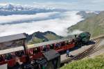 BRB-Lok14 und Panoramawagen bringen neue Gste aufs Rothorn. Teilweise noch sichtbar ist Lok2, die mit dem B1 fr den Heizerkurs im Einsatz ist, Station Rothorn-Kulm, 03. Juni 2011, 10:43