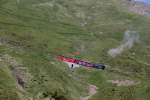 BRB-Lok16 bringt die R+J Wagen B14 + B15 aufs Brienzer Rothorn. Aufnahme vom nachfolgenden Zug aus, 02. Juni 2011, 14:52