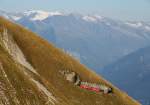 BRB-Dampfzug 3. Generation talwrts fahrend zwischen Schoneggtunnel II und I. Dahinter sichtbar das Haslital. Auf Wanderung nach Rothorn Kulm, 30. Sept. 2011, 16:34