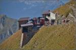 Wie ein Adlerhorst an den Berg geklebt. Die BRB-Bergstation schwebt über dem Abgrund, und Lok 6 hat sich eine  Verschnaufpause  verdient. Rothorn im Oktober 2011.