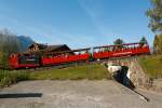 Die Diesellok BRB 9 schieb den Zug am 01.10.2011 von Brienz zum Brienzer Rothorn hinauf.