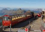 Bergbahnhof Rothorn Kulm  (2244 m . M.) am 01.10.2011. Die Zge mit den Heizl befeuerten BRB Loks 16 (links) und 14 (rechts) haben ihre Fahrgste bereits ausgeladen.