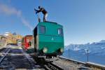 Lokfhrer Kurt Amacher macht schon mal das Dach der Lok2 sauber. Was gemacht ist, ist gemacht. Bahnhof Rothorn Kulm, 23. Okt. 2011, 14:39