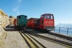 Bergbahnhof Rothorn Kulm  (2244 m . M.) am 01.10.2011. Links die Kohle befeuerte BRB Lok 6, rechts die Diesellok BRB 9 stehen auf der Bergstation. berallem thront der Rothorn Gipfel. 