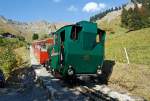 Station Planalp  (1346 m . M) der Brienzer Rothorn Bahn am 01.10.2011, die Heizl befeuerte BRB 16 schieb eine leer Garnitar den Berg hinauf, oben sind noch viele Besucher die herrunter wollen.