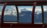 Oben angekommen, gab es mit etwas Glck einen Blick auf die ganz groen. Hier im Blick durch den BRB-Wagen das Schreckhorn. (Brienzer Rothorn, September 2012)