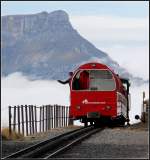 Vor der Kulisse des Hohgants -     Ankunft einer Bahn auf dem Brienzer Rothorn.