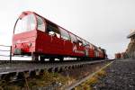 Die renovierten SIG B3 und B9 Wagen vor Lok 12 erreichten heute als 1. Zug die Station Rothorn Kulm. Auch Olli ist nun fleissig am Drcker... 30. Sept. 2012, 09:43