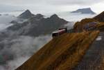 ....und 4 Minuten spter hat sich der Nebel hier oben wieder verzogen, Blick auf die Bergstation Rothorn Kulm (2.244m .