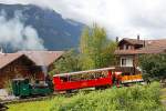 Historische kohlenbefeuerte H 2/3 Nr. 5 der BRB mit Bistrowagen B27 und Materialwagen M3 bei Bergfahrt, kurz nach der Abfahrt in Brienz. Private  Salon Rouge -Fahrt vom 26. Aug. 2012. Aufnahme noch im Dorfbereich, 11:10