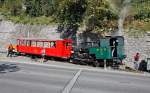 Historische kohlenbefeuerte H 2/3 Nr. 6 der BRB mit Bistrowagen B27 und Materialwagen M3 kurz vor der Abfahrt in Brienz. Die  grosse Lok  hat hier ein leichtes Spiel. Traktionstest und gleichzeitig private  Salon Rouge -Fahrt, vom 06. Okt. 2011, 12:39