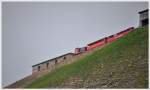Lok 10 hat soeben die Bergstation ber den steilen Grat verlassen.