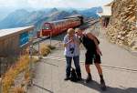 Bahnbildergipfeltreffen in Brienz. Wir sind soeben in Rothorn Kulm eingetroffen. Daniel  untersttzt  Jeanny bei den Vorbereitungen zum Genuss des  Lungenbrtlis . Aufnahme vom 27. Sept. 2013, 15:00