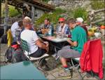 . Bahnbildergipfeltreffen in Brienz - Als Belohnung fr die anspruchsvolle Wanderung gab es ein wunderbares Mittagessen auf der Terrasse des Bergrestaurants Planalp (1341 m..m.). Die BB Fotografen (Daniel, Olli, Andreas, Hans, Silvan, Sylvia, Walter und Heinz) in Erwartung der Leckereien. 28.09.2013 (Jeanny)